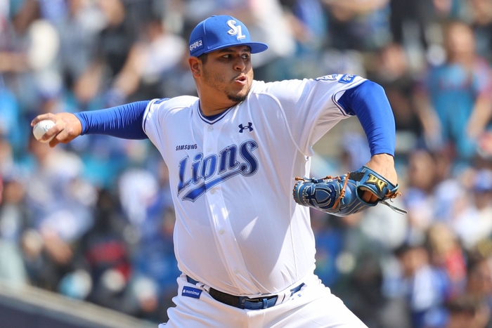 지난 28일 대구삼성라이온즈파크에서 열린 삼성과 롯데의 정규시즌 개막전에서 삼성 선발로 나선 후라도가 투구하고 있다. <삼성 라이온즈 제공>