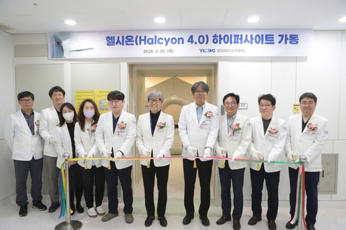 영남대병원 의료진이 최근 차세대 방사선 치료기 헬시온 4.0 가동을 기념해 리본 커팅을 하고 있다. <영남대병원 제공>
