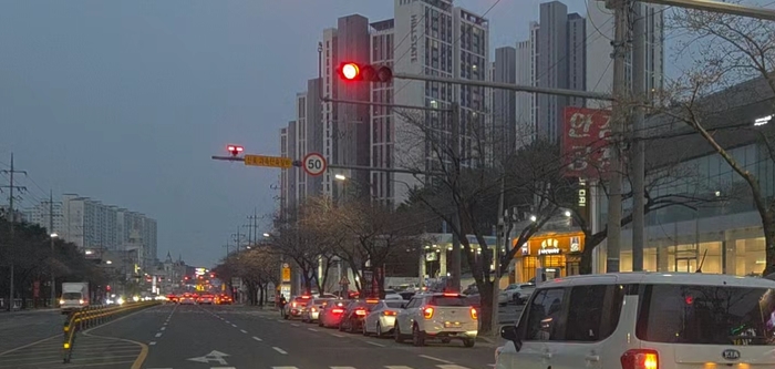 지난 27일 저녁 경북 포항의 한 주유소 앞에 차량들이 줄지어 서 있다. <전준혁 기자>