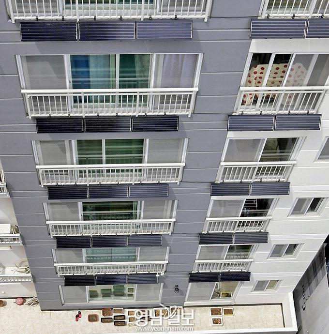 대구 달서구의 한 빌라형 아파트 베란다에 태양광 모듈이 설치된 모습. 영남일보DB