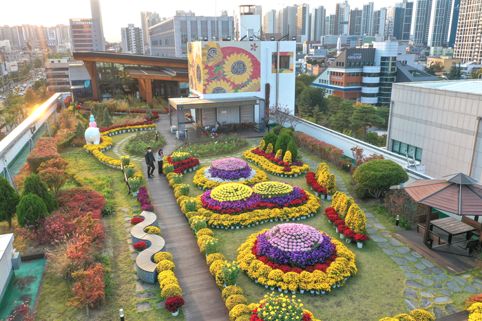 대구 서구청 옥상정원은 방문객을 위한 배려와 공공건축의 지향을 보여준다. <대구 서구청 제공>