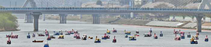 20℃가 넘는 화창한 봄 날씨를 보인 3월의 마지막휴일인 29일, 대구 동구 동촌유원지를 찾은 시민들이 금호강에서 오리배를 타며 즐거운 시간을 보내고 있다.
이지용기자 sajahu@yeongnam.com