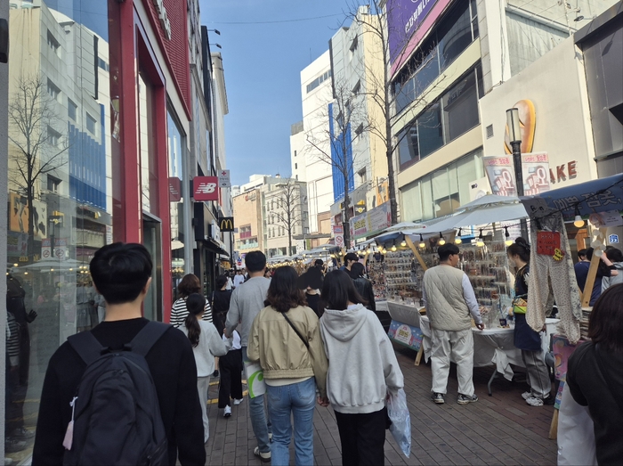 6월 지방선거, 대구시민은 어떤 선택을 할까? 주말인 29일 오후 대구 최대 번화가인 중구 동성로를 찾은 시민들. 노진실 기자