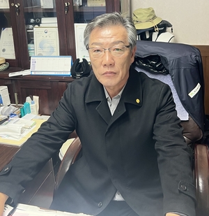 홍게의 상품성을 높이기 위해 노력중인 김상철 미식수산대표가 영남일보와 인터뷰를 하고 있다. <원형래기자>