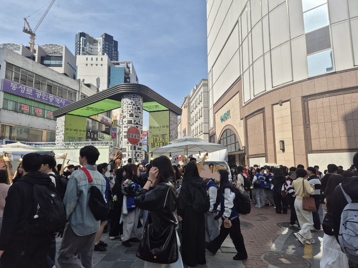 6월 지방선거, 대구시민은 어떤 선택을 할까? 주말인 29일 오후 대구 최대 번화가인 중구 동성로를 찾은 시민들. 노진실 기자