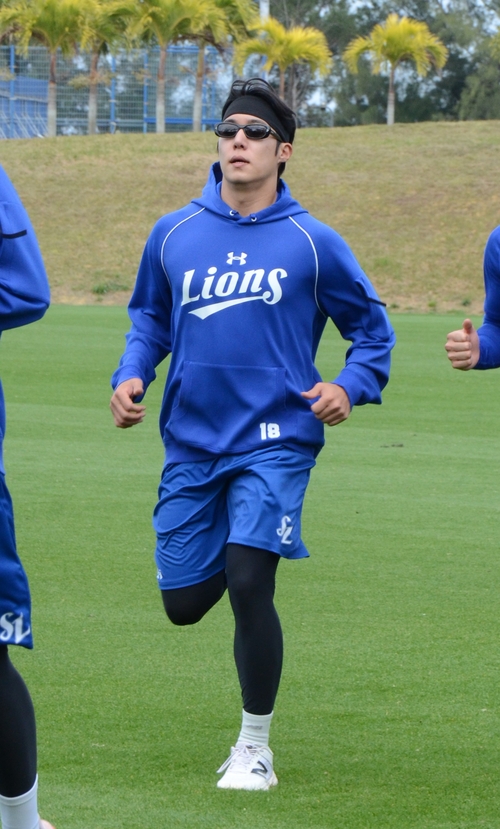 지난달 29일 일본 오키나와 온나손 아카마 구장 보조경기장에서 삼성 원태인이 인터벌 러닝 훈련 중이다.<영남일보 DB>