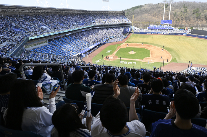 지난 28일 오후 대구삼성라이온즈파크에서 열린 2026 신한 SOL KBO리그 삼성-롯데  개막전에서 관중석을 가득 채운 야구팬들이 열띤 응원을 하고 있다.<영남일보 DB>