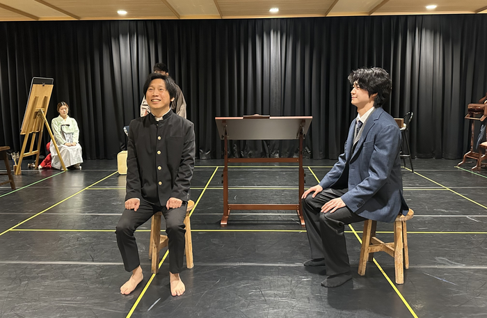 극단 구리거울의 다만 나 혼자 기뻤다 연습 모습. 천재 화가 이인성의 삶을 재해석하며 예술가의 고독과 고뇌를 그린다.