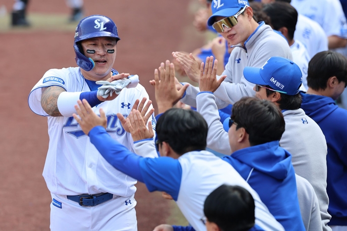 지난 29일 대구삼성라이온즈파크에서 열린 삼성과 롯데 경기에서 최형우가 동료들과 하이파이브 하고 있다.<삼성 라이온즈 제공>