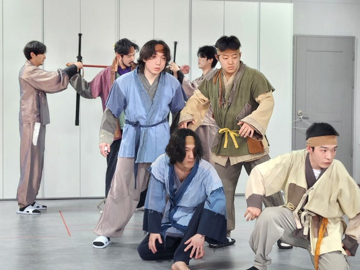 극단 처용의 노비문서 연습 모습. 윤대성 극작가의 희곡을 처용만의 색깔로 각색했다. 조현희기자