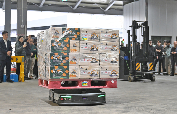 30일 오후 대구 북구 대구농수산물도매시장 농산A동에서 물류로봇 시연회가 열렸다. AMR이 농산물을 옮기고 있다.
이지용기자 sajahu@yeongnam.com