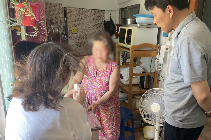 도움이 필요한 지역주민이 공무원으로부터 통합돌봄 안내를 받고 있다. <영주시 제공>