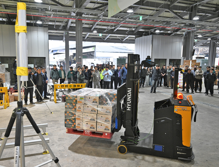 30일 오후 대구 북구 대구농수산물도매시장 농산A동에서 물류로봇 시연회가 열렸다. 무인지게차가 농산물을 옮기고 있다. 
이지용기자 sajahu@yeongnam.com