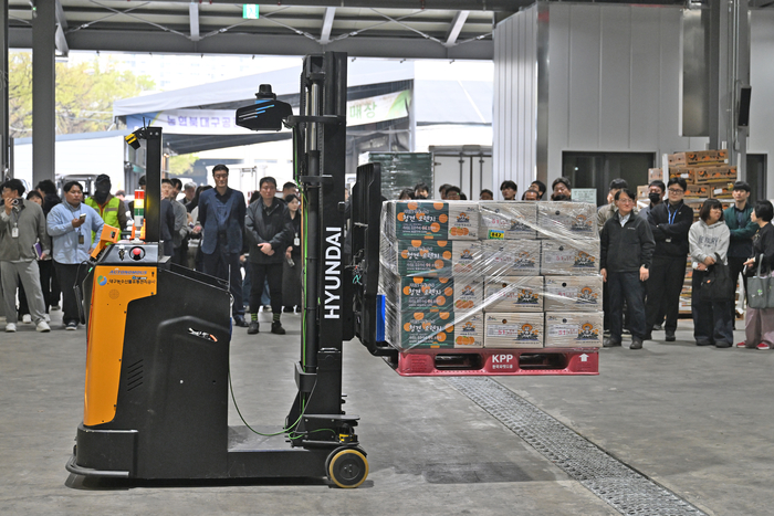 30일 오후 대구 북구 대구농수산물도매시장 농산A동에서 물류로봇 시연회가 열렸다. 무인지게차가 농산물을 옮기고 있다.
이지용기자 sajahu@yeongnam.com