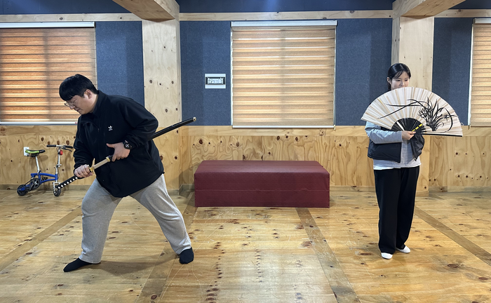 극단 한울림의 판(場): 생과 사의 이야기 연습 모습. 생(生)과 사(死)라는 인물이 인생무상을 노래하며 인간의 삶을 이야기하는 작품이다. 조현희기자