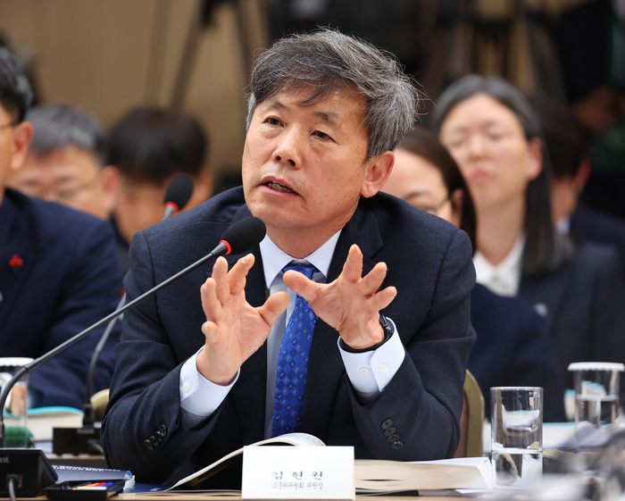 김현권 고준위방사성폐기물관리위원장이 지난해 12월 17일 정부세종컨벤션센터에서 열린 부처 업무보고에서 이재명 대통령의 질문에 답변하고 있다. 연합뉴스