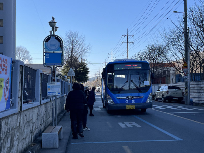대구 북구 민들레아파트 앞 버스정류장에서 시민들이 버스 탑승을 위해 차도로 걸어나가는 모습. 영남일보DB