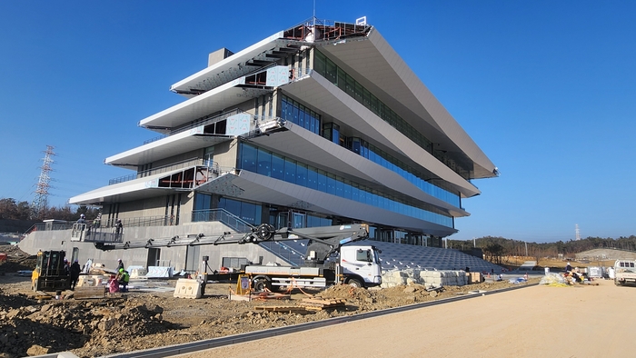 영천경마공원 본관 공사가 진행중이다.<유시용 기자>