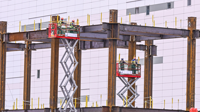 31일 대구 수성알파시티 내 타임빌라스 수성 건설 현장에서 작업자들이 고소작업대를 이용해 철골 구조물 설치 작업을 하고 있다. 롯데쇼핑은 내년 상반기 개장을 목표로 공사를 추진하고 있으며 철골 골조 공정이 본격화되면서 공사 진척이 가시화되고 있다.
이현덕기자 lhd@yeongnam.com