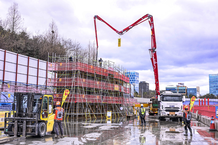 31일 대구 수성알파시티 내 타임빌라스 수성 건설 현장에서 작업자들이 콘크리트 타설 작업을 하고 있다. 롯데쇼핑은 내년 상반기 개장을 목표로 공사를 추진하고 있으며 기반 공사 이후 구조물 시공이 이어지면서 공정이 진행되고 있다.
이현덕기자 lhd@yeongnam.com