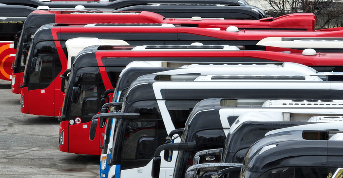 [포토뉴스] 이란 전쟁 장기화로 주차되어있는 전세버스