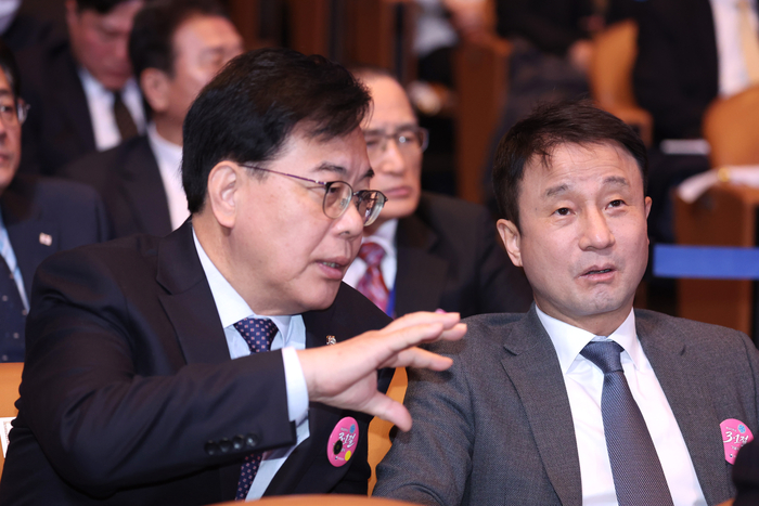 더불어민주당 한병도 원내대표(오른쪽)와 국민의힘 송언석 원내대표가 1일 서울 강남구 코엑스에서 열린 제107주년 3·1절 기념식에서 대화하고 있다.   연합뉴스