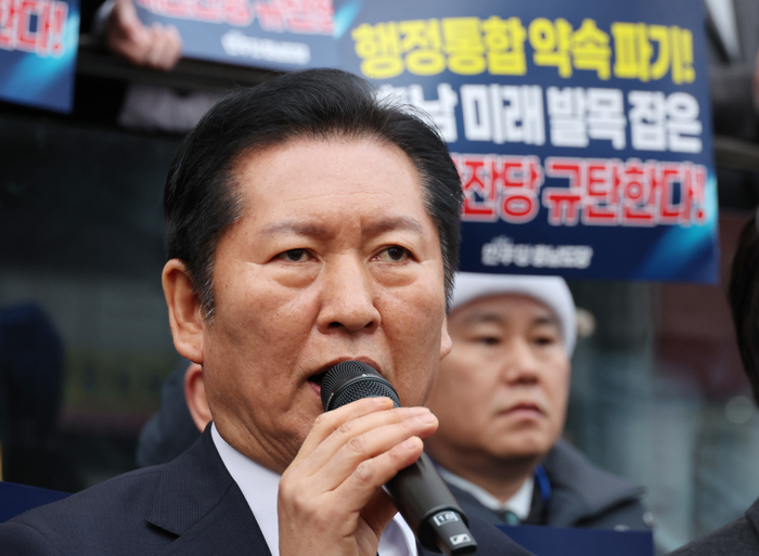 더불어민주당 정청래 대표가 1일 충남 천안시 신부동 거리에서 열린 충남대전 미래 말살하는 매향 5적 규탄대회에서 발언을 하고 있다. 연합뉴스