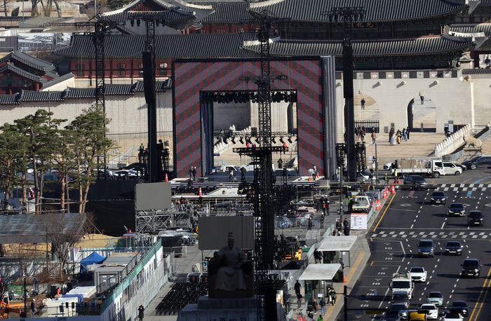 그룹 방탄소년단(BTS)의 광화문 공연을 앞둔 19일 서울 광화문광장에서 공연 준비작업이 이뤄지고 있다. 연합뉴스