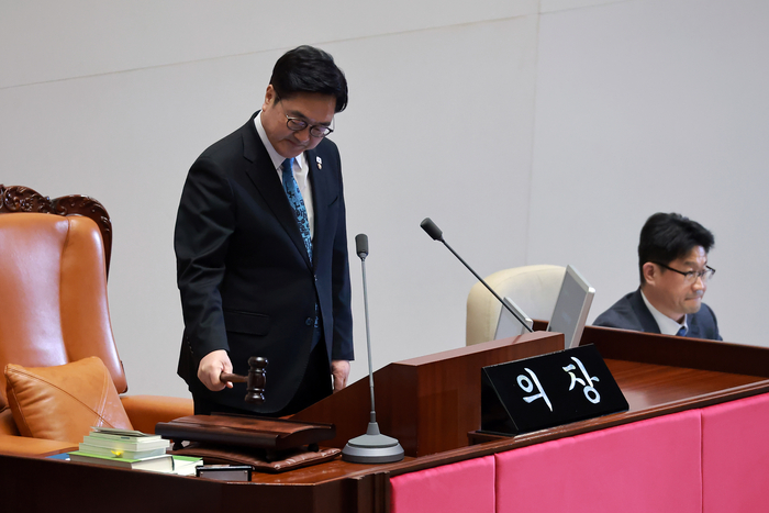 우원식 국회의장이 19일 국회에서 열린 3월 임시국회 2차 본회의에서 공소청법안(대안)을 상정하고 있다. 연합뉴스