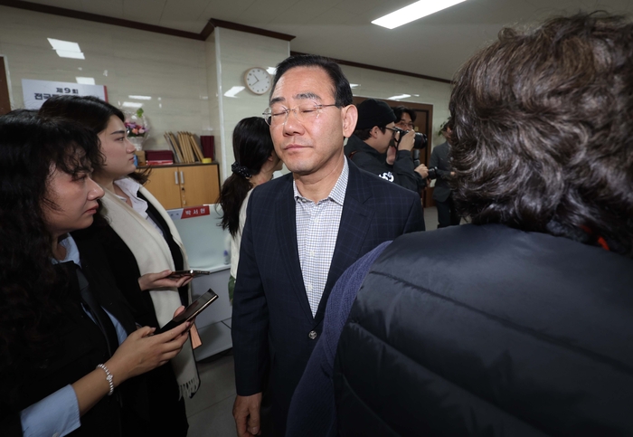22일 오전 국민의힘 대구시당에서 열린 장동혁 대표와 지역 국회의원의 비공개 연석회의가 끝난 뒤 주호영 의원이 회의장을 나오고 있다. 장 대표는 이날 대구시장 공천관련해 지역의원들을 만나러 왔다. 연합뉴스