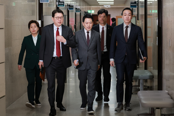 국민의힘 장동혁 대표가 26일 국회에서 열린 최고위원회의에 참석하기 위해 최고위원들과 회의실로 향하고 있다. 연합뉴스