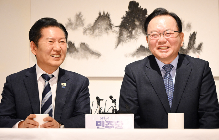 더불어민주당 정청래 대표와 김부겸 전 국무총리가 26일 서울 중구 달개비에서 회동하고 있다. 연합뉴스