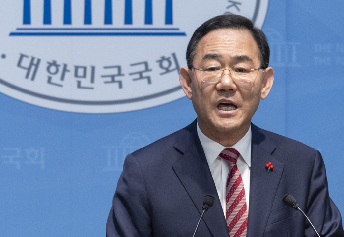 국민의힘 대구시장 후보 경선에서 컷오프된 주호영 국회부의장이 26일 국회 소통관에서 기자회견을 하고 있다. 주 부의장은 이날 서울남부지법에 대구시장 후보 탈락에 대한 효력 정지 가처분 신청을 했다. 연합뉴스