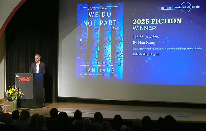 전미도서비평가협회는 26일(현지시각) 미국 뉴욕에서 열린 2025년 출간 도서 시상식에서 이예원과 페이지 모리스가 번역한 한강의 작별하지 않는다 영어판을 소설 부문 수상작으로 선정했다. 사진은 이날 시상식에서 한강 작가의 수상 소감을 대독하는 출판사 편집장 모습. <연합뉴스>