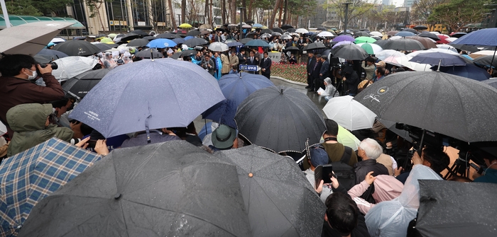 더불어민주당 소속 김부겸 전 국무총리가 30일 오후 대구 중구 동성로 2·28기념중앙공원에서 대구시장 선거 출마를 밝히는 가운데 지지자들과 시민들이 몰려있다. 연합뉴스