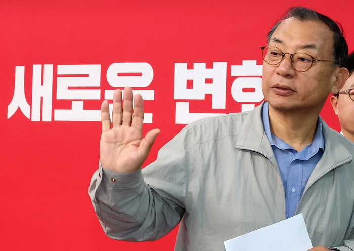 국민의힘 이정현 공천관리위원장이 31일 서울 영등포구 여의도 중앙당사에서 50만 이상 도시 경선 결과 발표를 마친 뒤 회견장을 나서고 있다. 연합뉴스