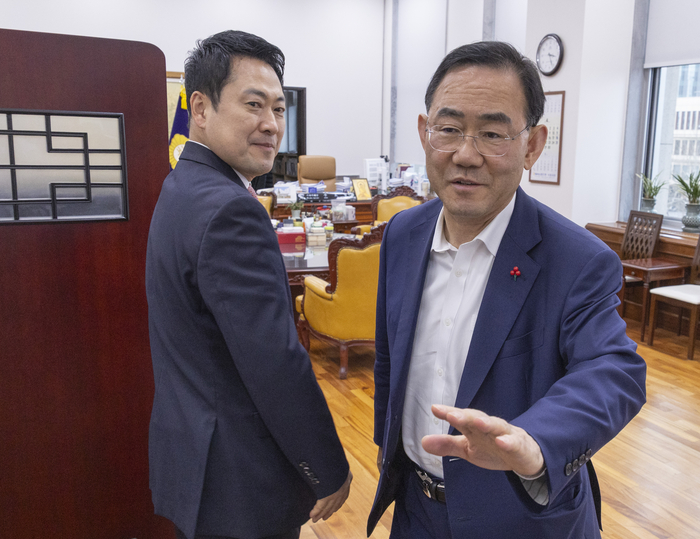 국민의힘 장동혁 대표(왼쪽)가 31일 국회 본회의 도중 6ㆍ3 지방선거 대구시장 선거 후보에서 탈락해 법원에 효력정지 가처분을 신청한 주호영 국회 부의장을 만나기 위해 주 부의장의 집무실로 들어서고 있다. 연합뉴스