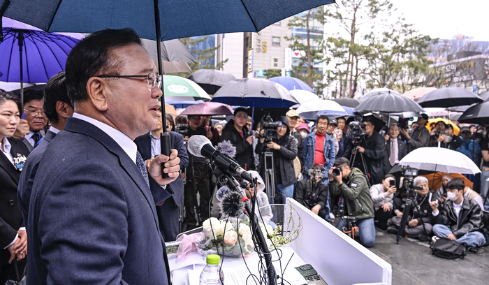 30일 대구 중구 2·28기념중앙공원에서 김부겸 전 국무총리가 기자회견을 열고 오는 6월 지방선거 대구시장 출마를 공식 선언하고 있다. 김 전 총리는 대구의 위기를 지역소멸과 독점 정치 구조에서 찾으며, 여야 경쟁을 통한 양팔 정치로 지역 현안을 풀겠다고 밝히고 있다.
이현덕기자 lhd@yeongnam.com