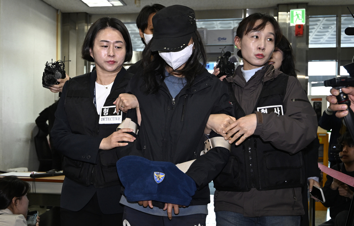 2일 오전 대구 수성구 대구지방법원에서 모친 (50대)의 시신을 캐리어 담아 신천에 유기한 혐의(시체유기)를 받는 딸(20대)이 구속영장 실질 심사를 진행하기 위해 대구지방법원으로 출석하고 있다.
이윤호기자 yoonhohi@yeongnam.com