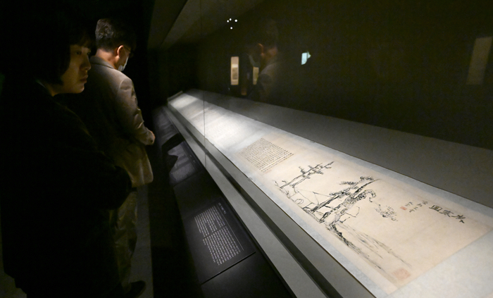 3일 오후 대구 수성구 간송미술관에서 열린 추사의 그림 수업 기자간담회에서 취재진이 추사 김정희의 세한도를 살펴보고 있다. 대구간송미술관은 추사 김정희 탄신 240주년을 기념해 추사의 회화적 성취를 조망하고 제자들과 나눈 예술적 교감을 이번 기획전을 통해 7일부터 7월 5일까지 선보인다. 이윤호기자 yoonhohi@yeongnam.com