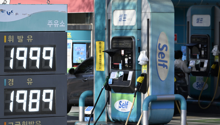 증동 전쟁 장기화가 전망되는 지난 4일 오후 대구 북구 주유소에서 한 시민이 주유를 하고 있다. <영남일보 DB>