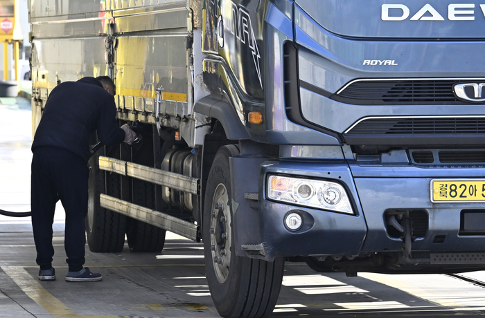 대구 북구 주유소에서 한 시민이 주유를 하고 있다.