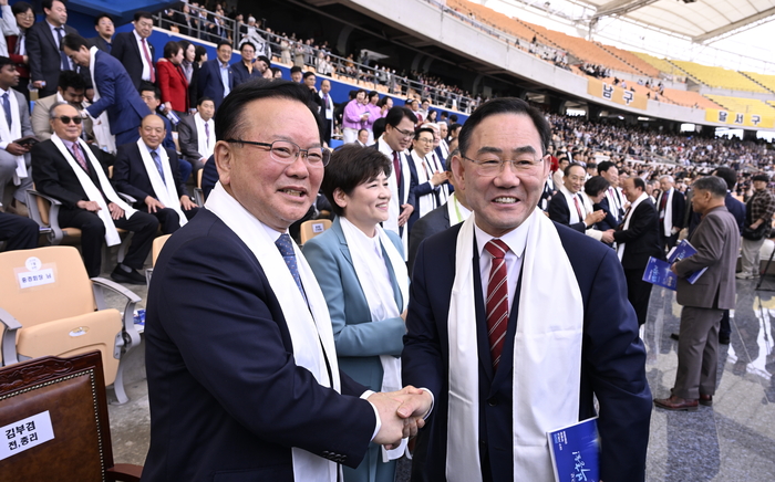 5일 대구 수성구 대구스타디움에서 열린 2026 대구 기독교 부활절 연합예배에서 6·3 지방선거 더불어민주당 대구시장 후보인 김부겸 전 국무총리와 국민의힘 공천에서 배제된 주호영 국회부의장이 만나 악수하고 있다. 
이현덕기자 lhd@yeongnam.com