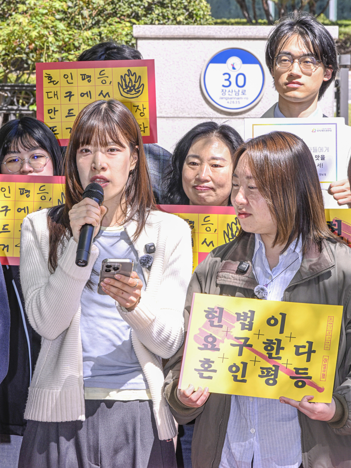 8일 대구가정법원 앞에서 열린 영남권 혼인평등소송 제기 기자회견에서 대구 원고 최진아(왼쪽) 씨가 발언을 하고, 임아현 씨가 손팻말을 들고 있다. 이날 기자회견은 동성혼 불인정의 위헌 여부를 다투는 소송 제기를 알리고 혼인평등 법제화를 촉구하기 위해 열렸다.
이현덕기자 lhd@yeongnam.com