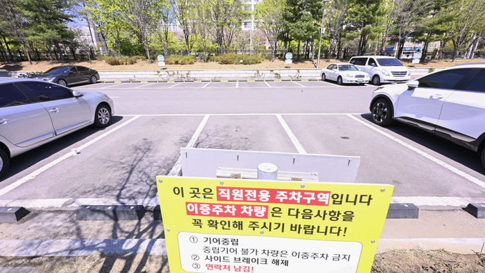 자원안보위기 경보 경계 격상에 따라 공공기관 차량 2부제와 공영주차장 5부제가 시행된 8일, 대구 달서구 공공기관 직원전용 주차장이 한산한 모습을 보이고 있다.
이현덕기자 lhd@yeongnam.com