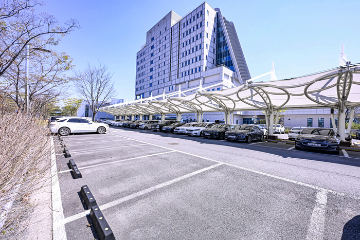 자원안보위기 경보 경계 격상에 따라 공공기관 차량 2부제와 공영주차장 5부제가 시행된 8일, 대구 혁신도시 한 공공기관 주차장이 한산한 모습을 보이고 있다.
이현덕기자 lhd@yeongnam.com