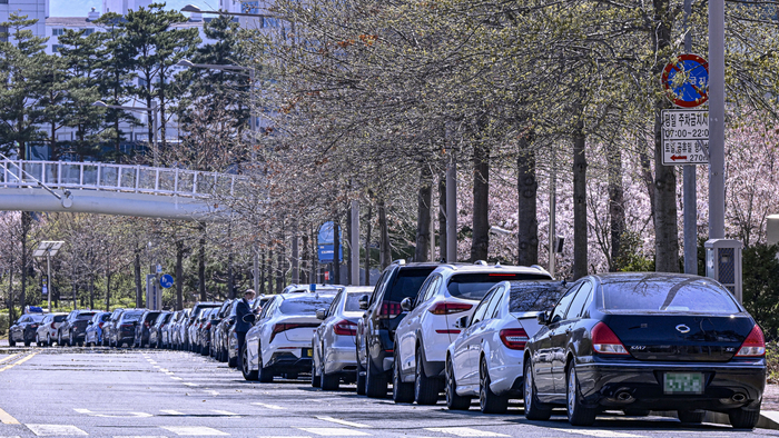 자원안보위기 경보 경계 격상에 따라 공공기관 차량 2부제와 공영주차장 5부제가 시행된 8일, 대구 동구 혁신도시 첨단로에 차량들이 줄지어 불법 주차돼 있다. 내부 주차장은 여유가 있는데도 일부 차량이 도로변에 몰리면서 제도 시행 첫날부터 부작용이 드러나고 있다.
이현덕기자 lhd@yeongnam.com