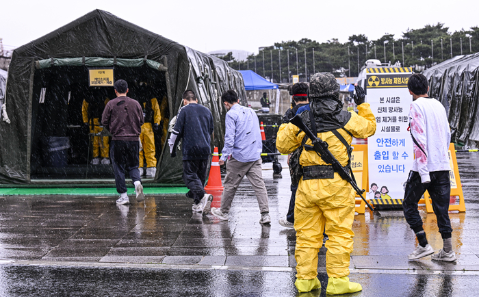9일 대구 수성구 대구스타디움에서 열린 민·관·군·경·소방 통합 대량사상자 관리훈련에서 참가자들이 방사능 제염 텐트로 이동하고 있다. 이번 훈련은 육군 제50보병사단 주관으로 핵·WMD 상황을 가정해 31개 기관 400여 명이 참여한 가운데 통합 대응 역량을 점검하기 위해 진행됐다.
이현덕기자 lhd@yeongnam.com 