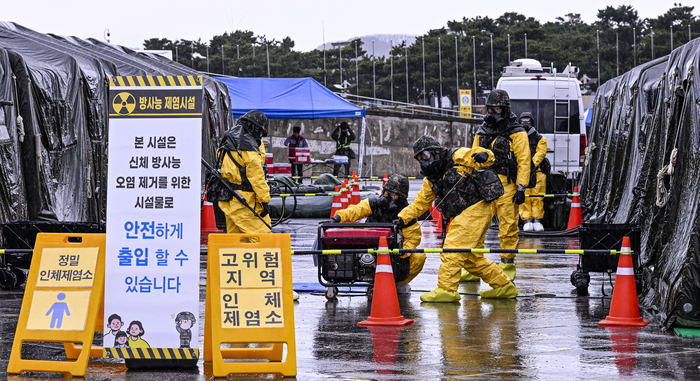 9일 대구 수성구 대구스타디움에서 열린 민·관·군·경·소방 통합 대량사상자 관리훈련에서 화생방 보호장비를 착용한 군 장병들이 방사능 오염 제거 작업을 준비하고 있다. 이번 훈련은 육군 제50보병사단 주관으로 핵·WMD 상황에 대비한 통합 대응 역량을 점검하기 위해 30여 개 기관이 참여한 가운데 진행됐다.
이현덕기자 lhd@yeongnam.com 