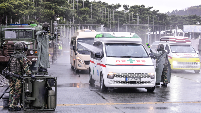 9일 대구 수성구 대구스타디움에서 열린 민·관·군·경·소방 통합 대량사상자 관리훈련에서 군 장병들이 방사능에 오염된 응급차량과 수송차량을 제염하고 있다. 이번 훈련은 육군 제50보병사단 주관으로 핵·WMD 상황에 대비한 통합 대응 역량을 점검하기 위해 31개 기관 400여 명이 참여한 가운데 진행됐다.
이현덕기자 lhd@yeongnam.com 